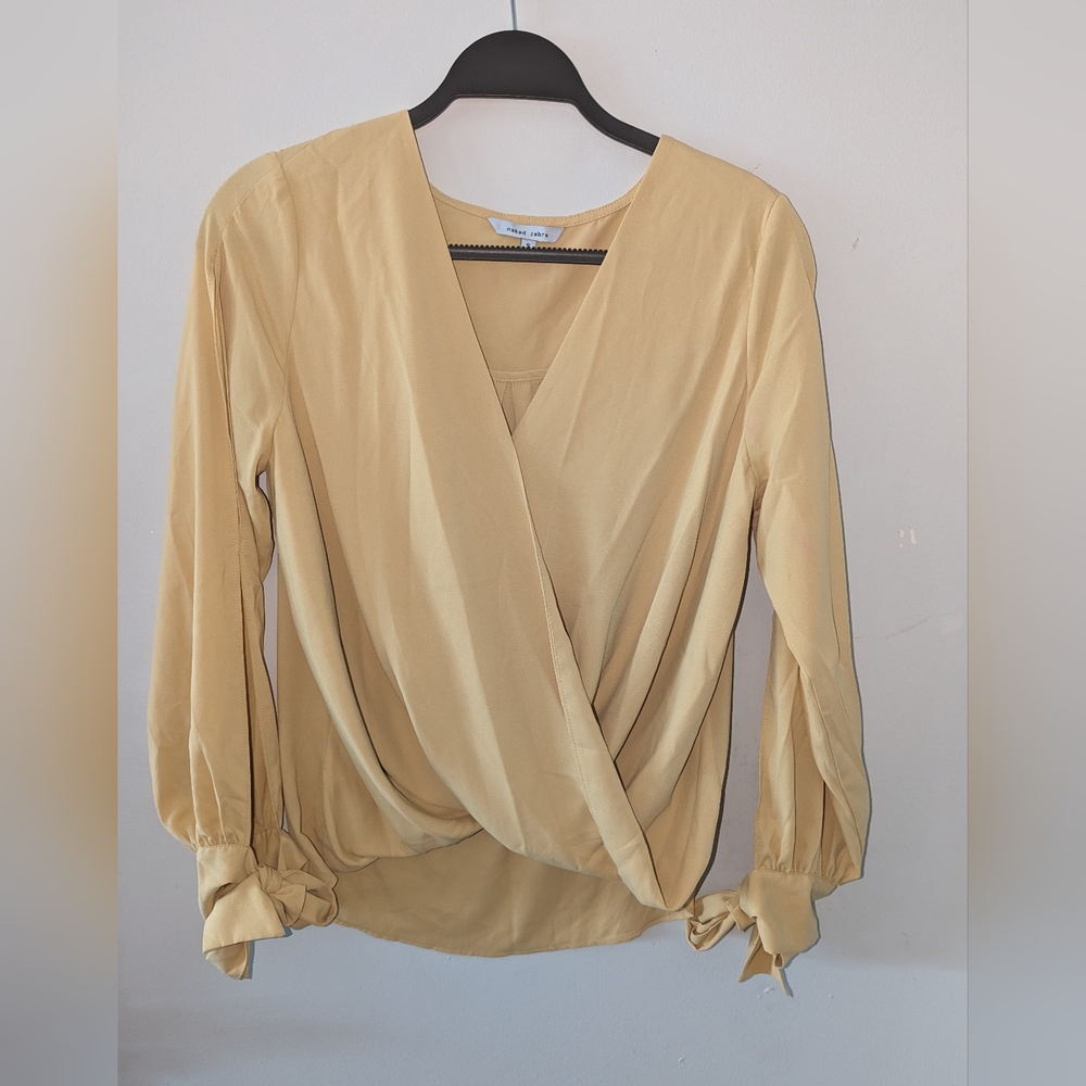Blouse with open sleeves